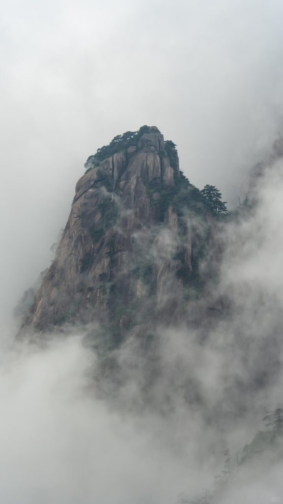 Mar de nubes alrededor de un pico de Huangshan