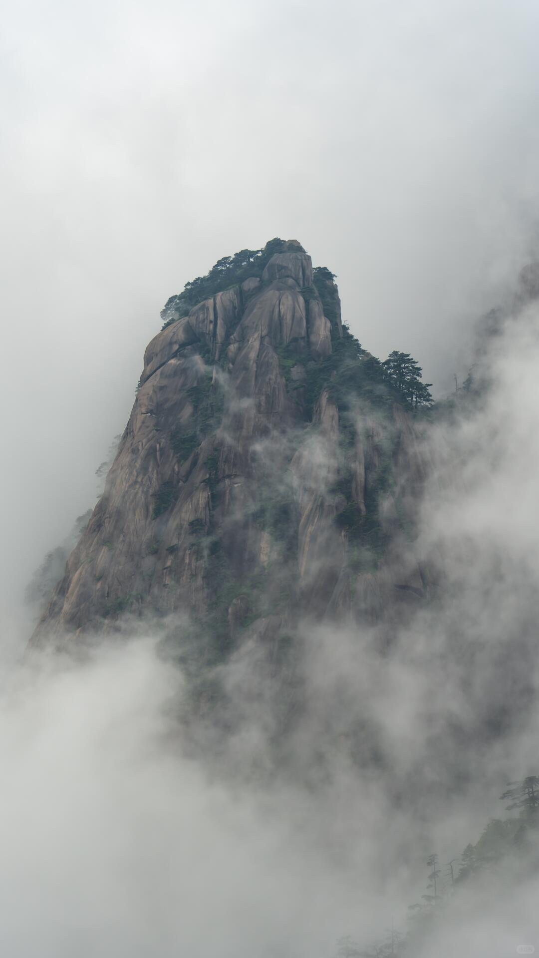 Mar de nubes alrededor de un pico de Huangshan